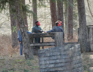 belgique , bruxelles , mars 2026des enfant jouent au paintball