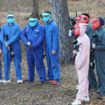 belgique , bruxelles , janvier 3, 2026 un group des enfant jouant le painball