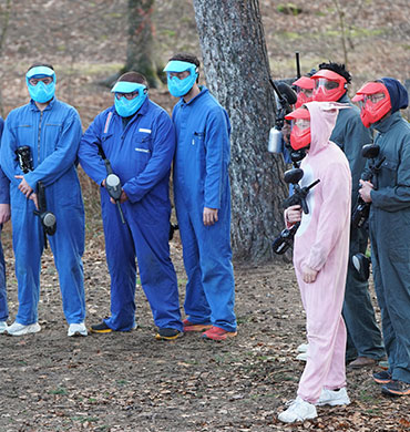 belgique , bruxelles , janvier 3, 2026 un group des enfant jouant le painball